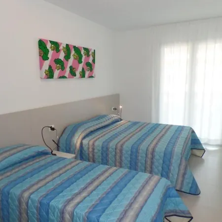 Modern With Rooftop Pool Apartment *